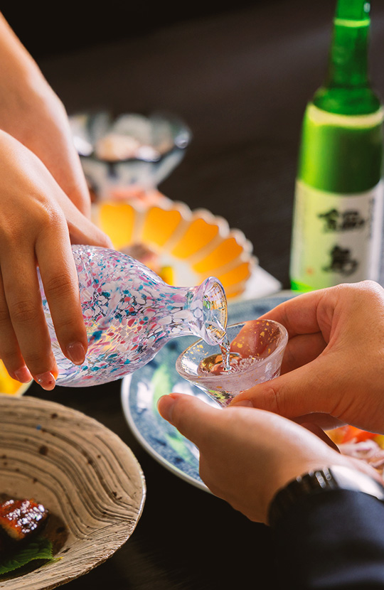 日本酒を注ぐ