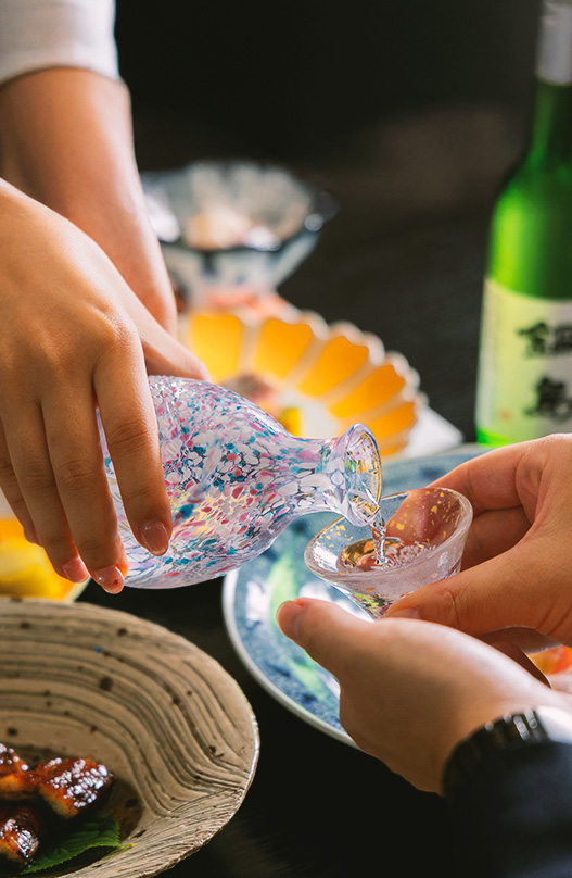 日本酒を注ぐ